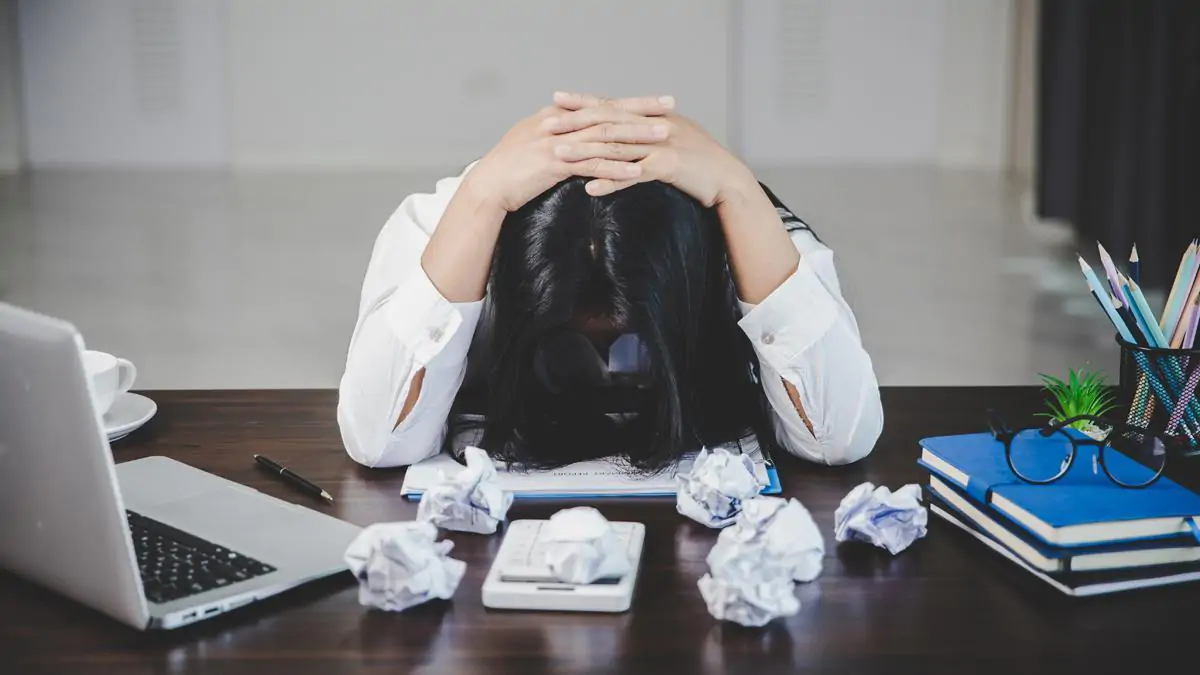Persona sobrecargada de trabajo y tareas