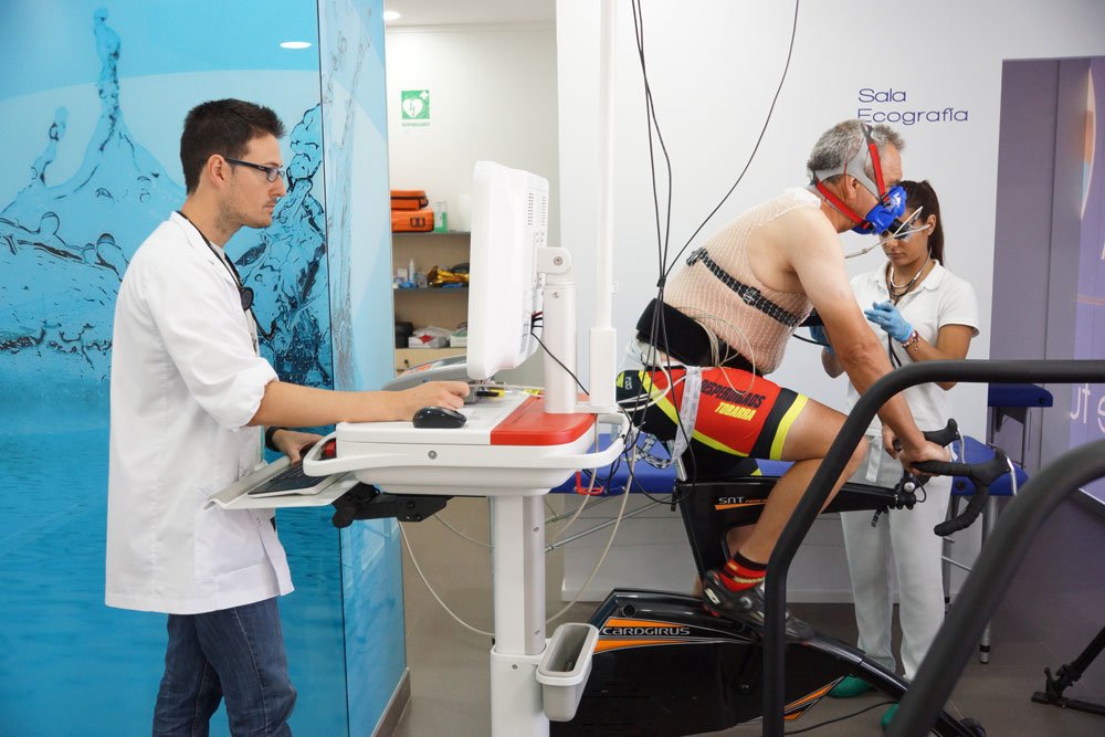 Paciente realizando ejercicio supervisado durante una rehabilitación cardiaca
