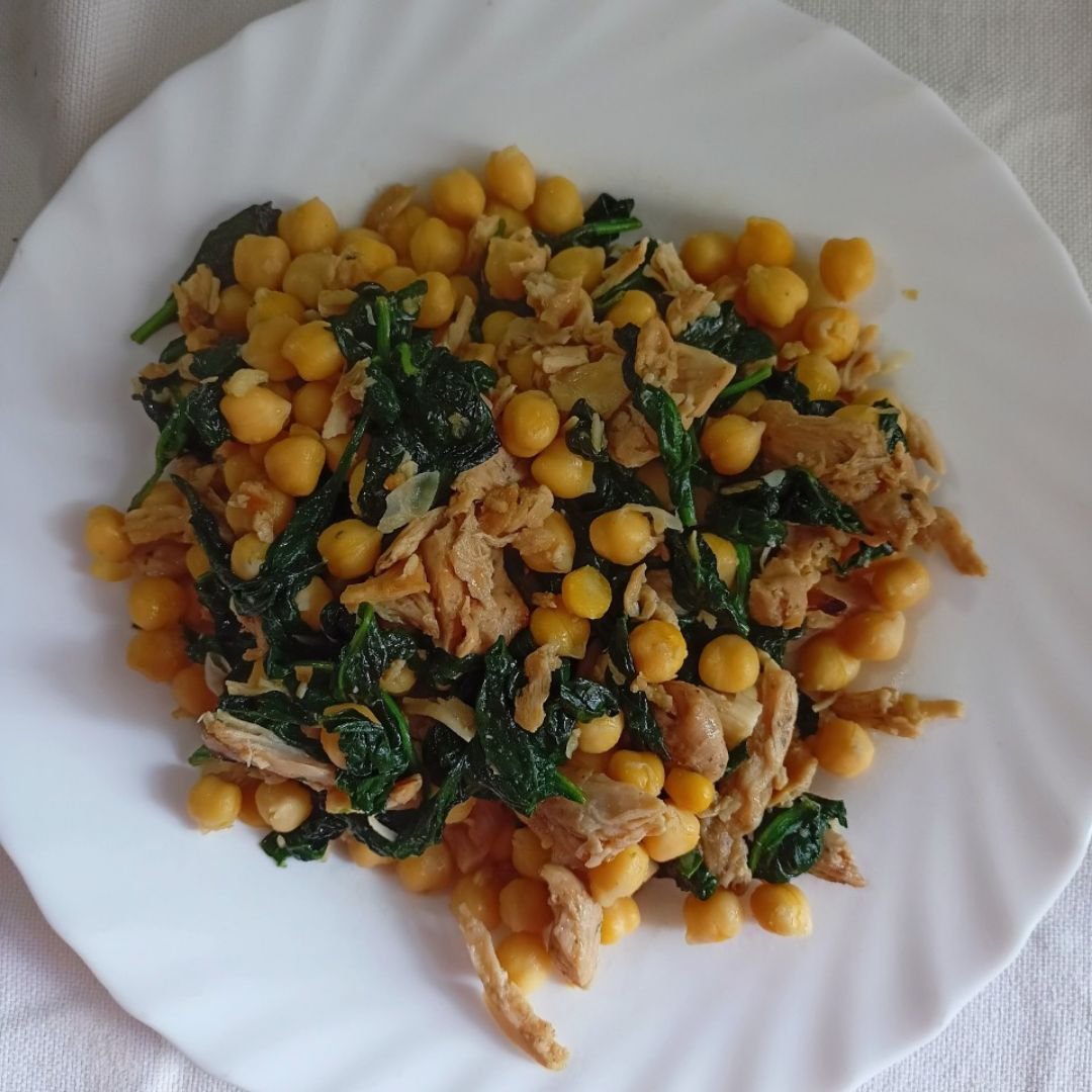Pollo mediterráneo al limón con garbanzos, espinacas y pimiento